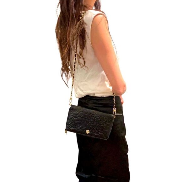 Chanel leather camellia clutch with golden camellia - Picture 4 of 15